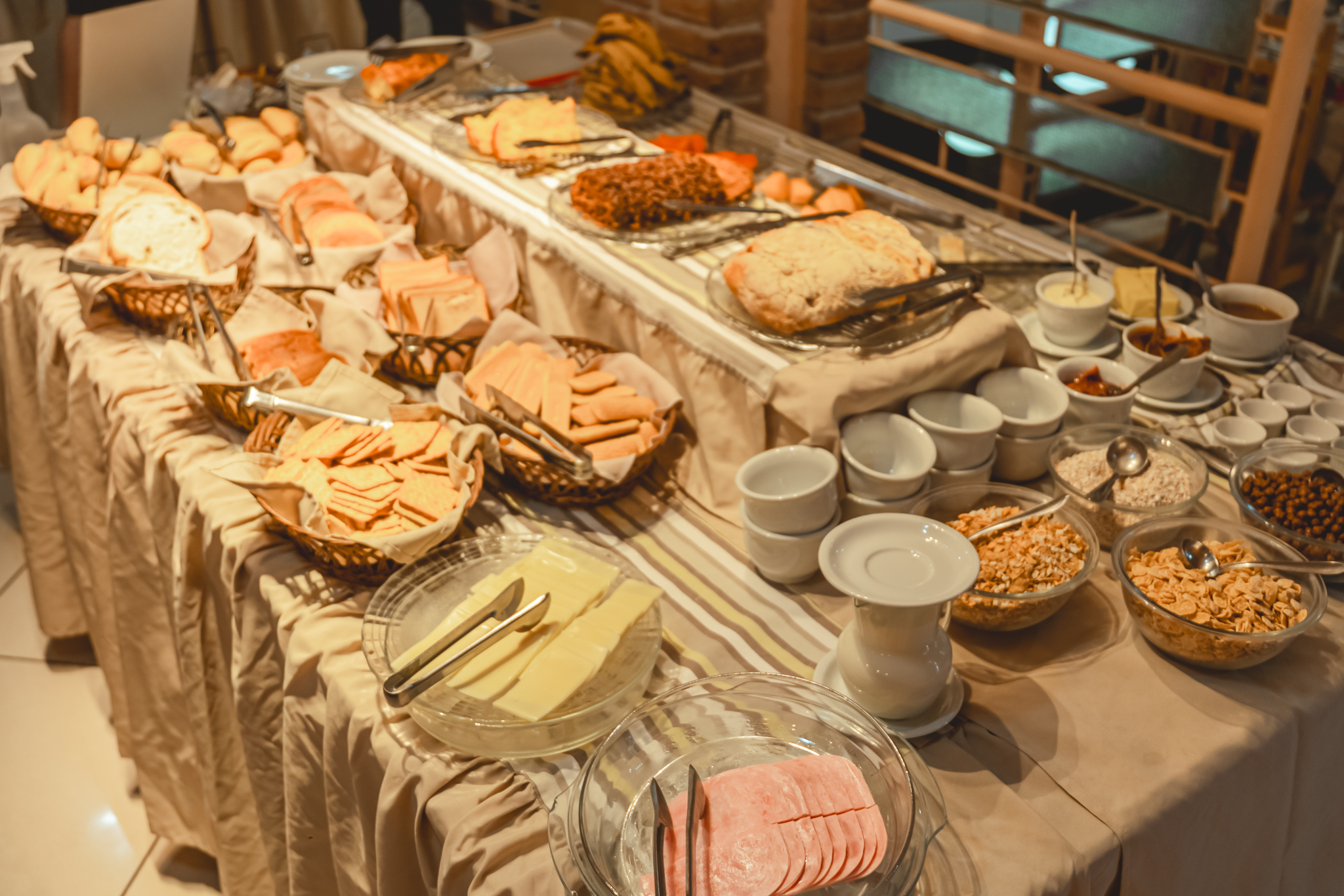 Buffet de café da manhã com frutas e bebidas